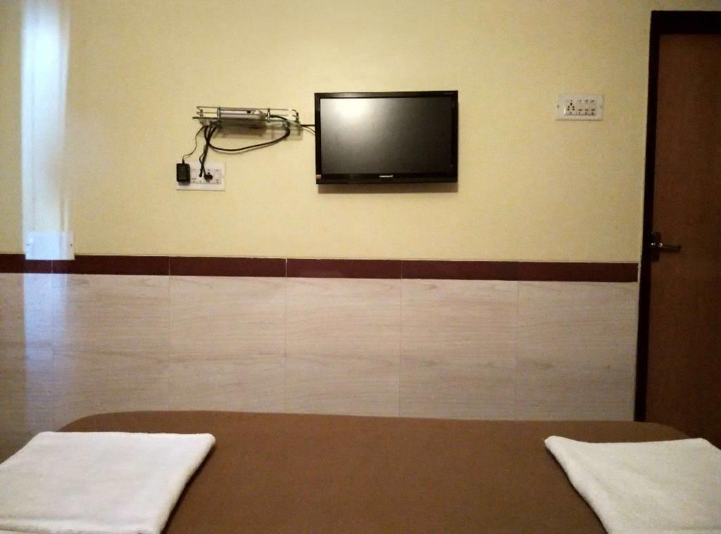 Girija Payyade Hotel Kalyan Bagian luar foto