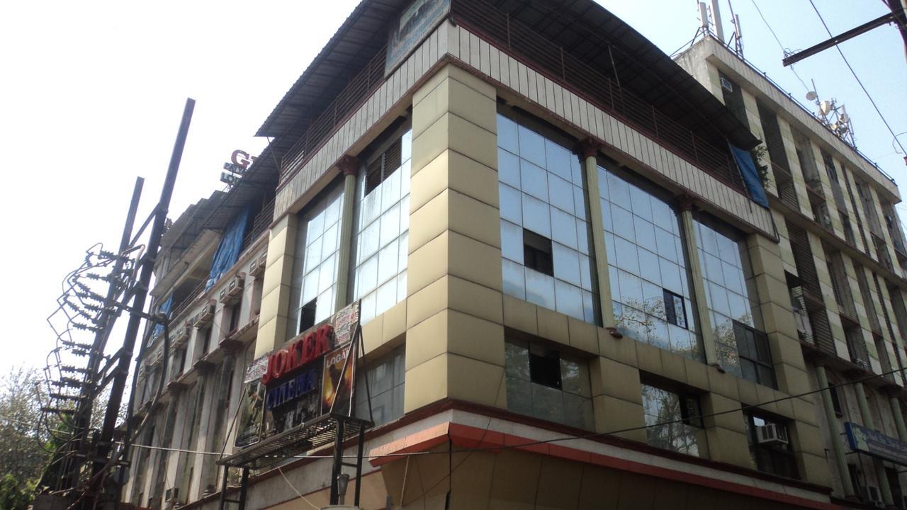Girija Payyade Hotel Kalyan Bagian luar foto
