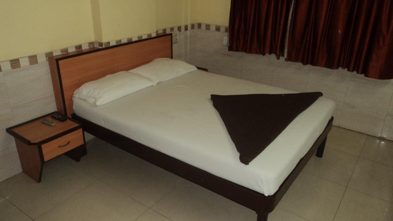 Girija Payyade Hotel Kalyan Bagian luar foto