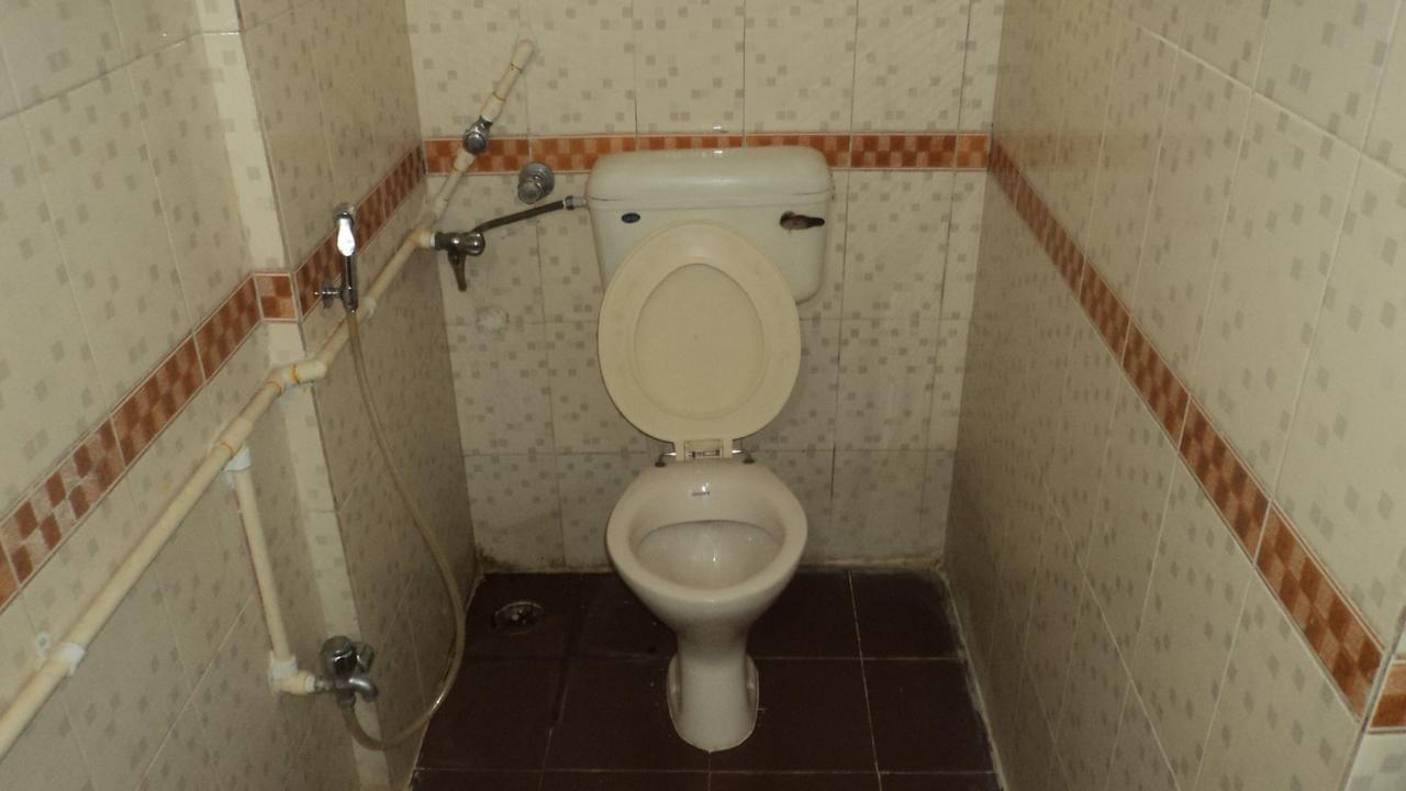 Girija Payyade Hotel Kalyan Bagian luar foto