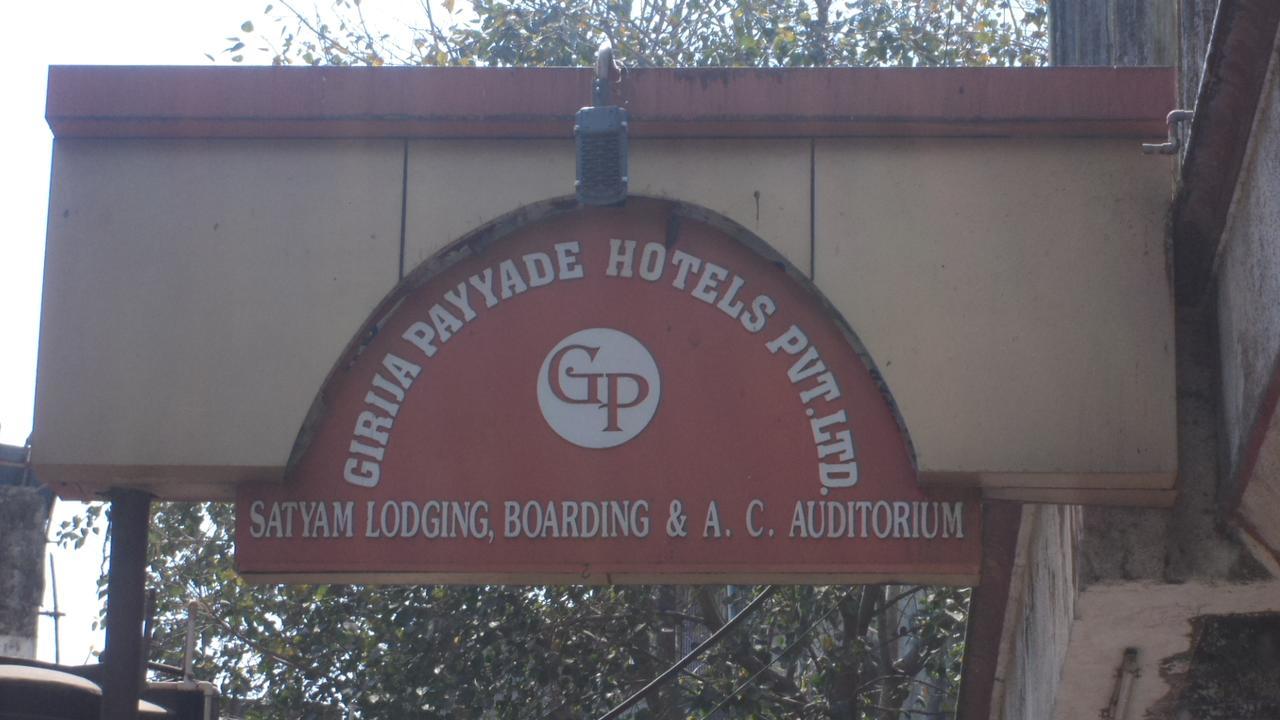 Girija Payyade Hotel Kalyan Bagian luar foto