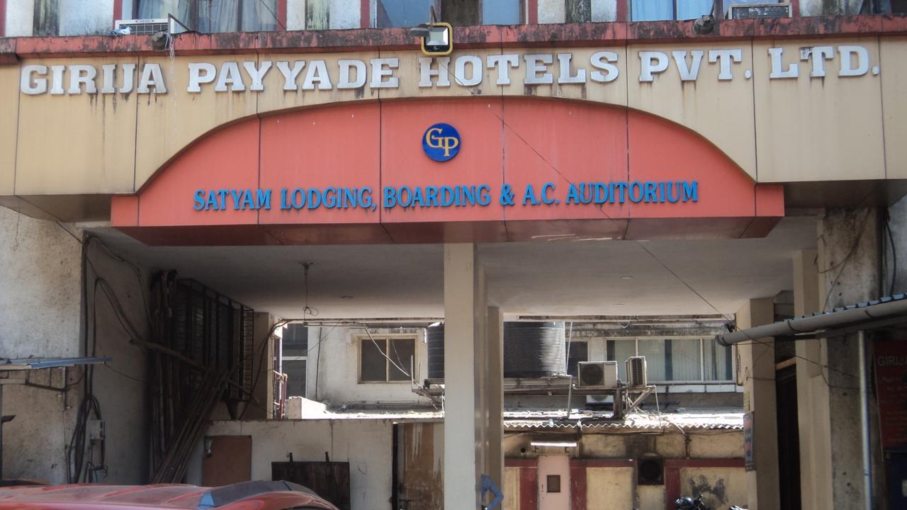 Girija Payyade Hotel Kalyan Bagian luar foto