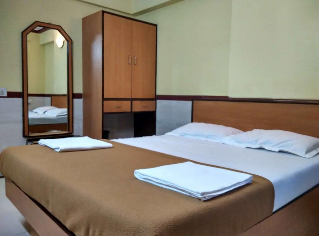 Girija Payyade Hotel Kalyan Bagian luar foto