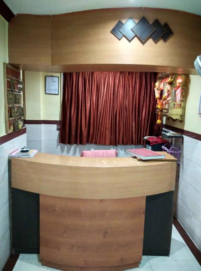 Girija Payyade Hotel Kalyan Bagian luar foto