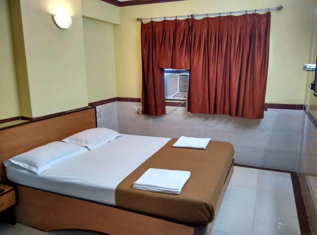 Girija Payyade Hotel Kalyan Bagian luar foto