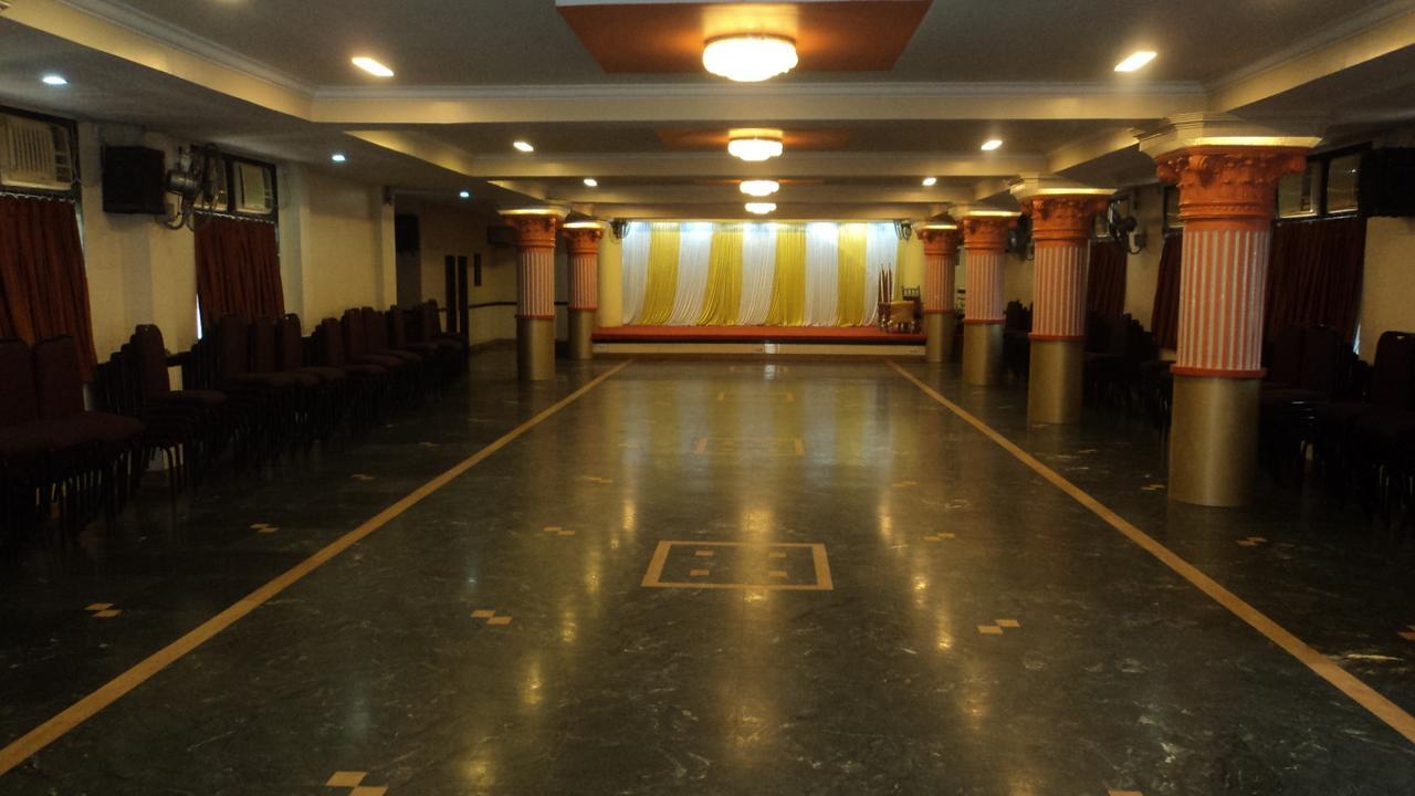 Girija Payyade Hotel Kalyan Bagian luar foto