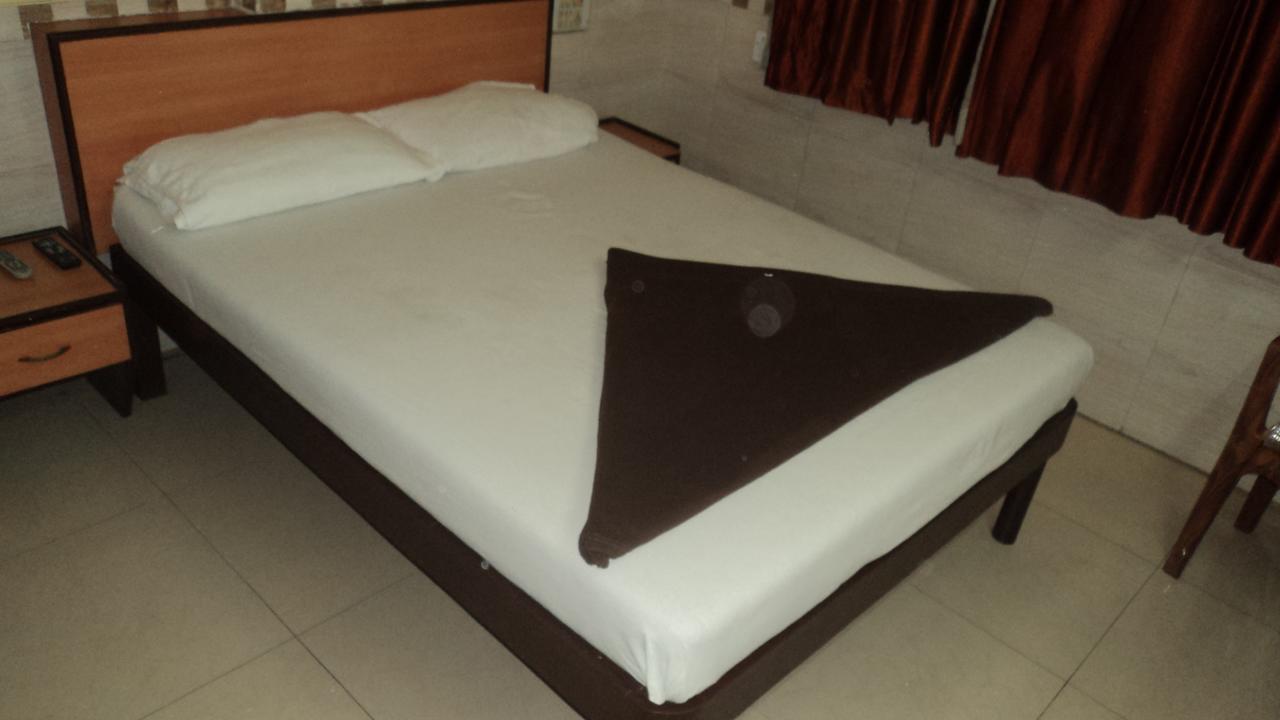 Girija Payyade Hotel Kalyan Bagian luar foto