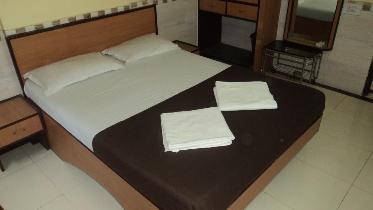 Girija Payyade Hotel Kalyan Bagian luar foto