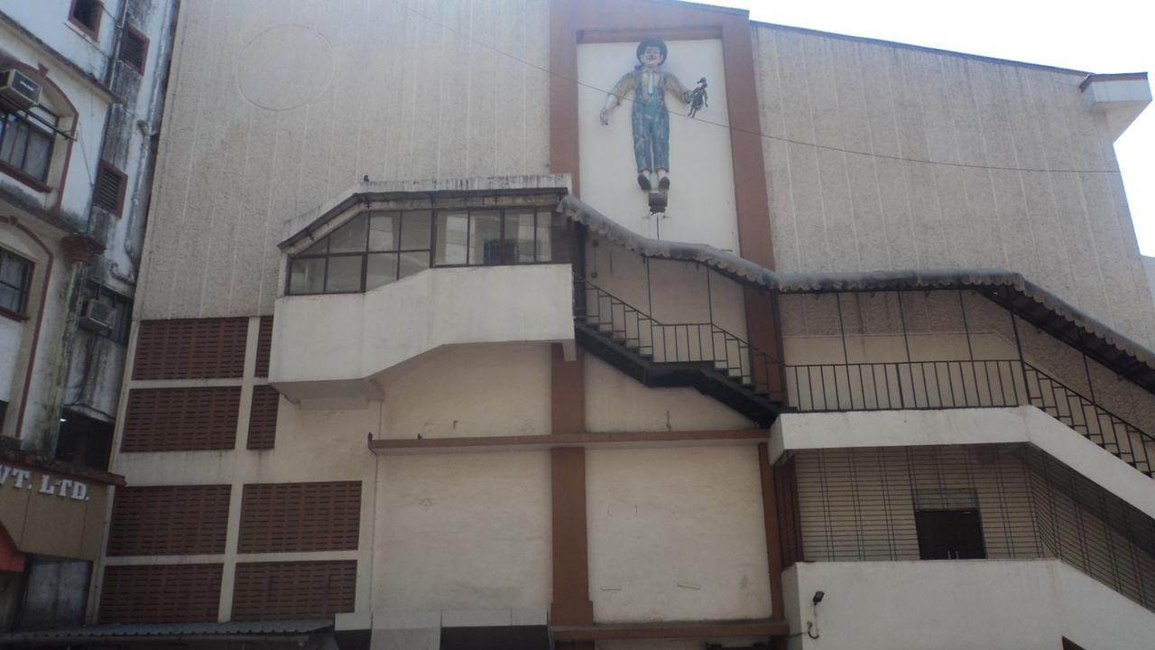 Girija Payyade Hotel Kalyan Bagian luar foto