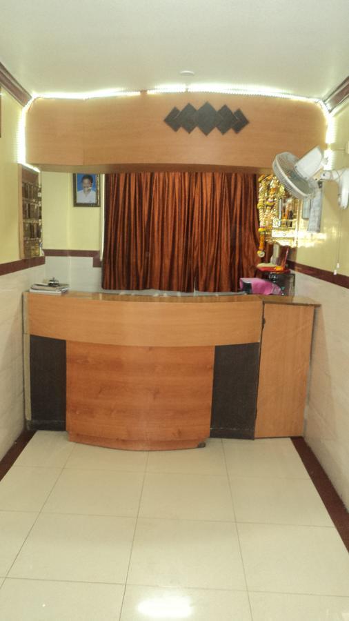 Girija Payyade Hotel Kalyan Bagian luar foto
