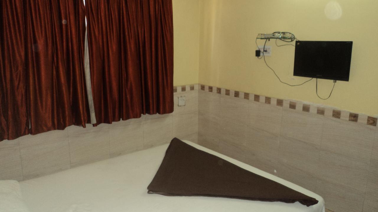 Girija Payyade Hotel Kalyan Bagian luar foto