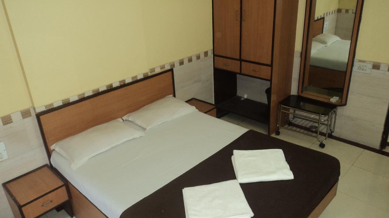 Girija Payyade Hotel Kalyan Bagian luar foto