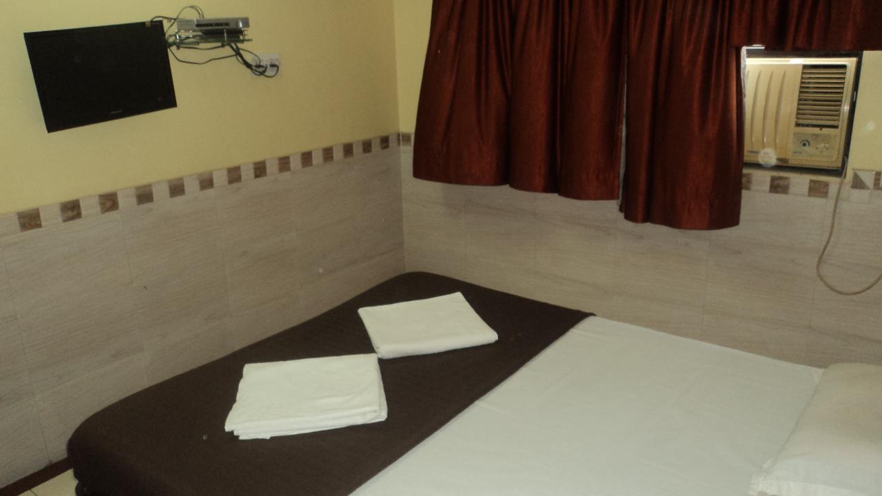 Girija Payyade Hotel Kalyan Bagian luar foto