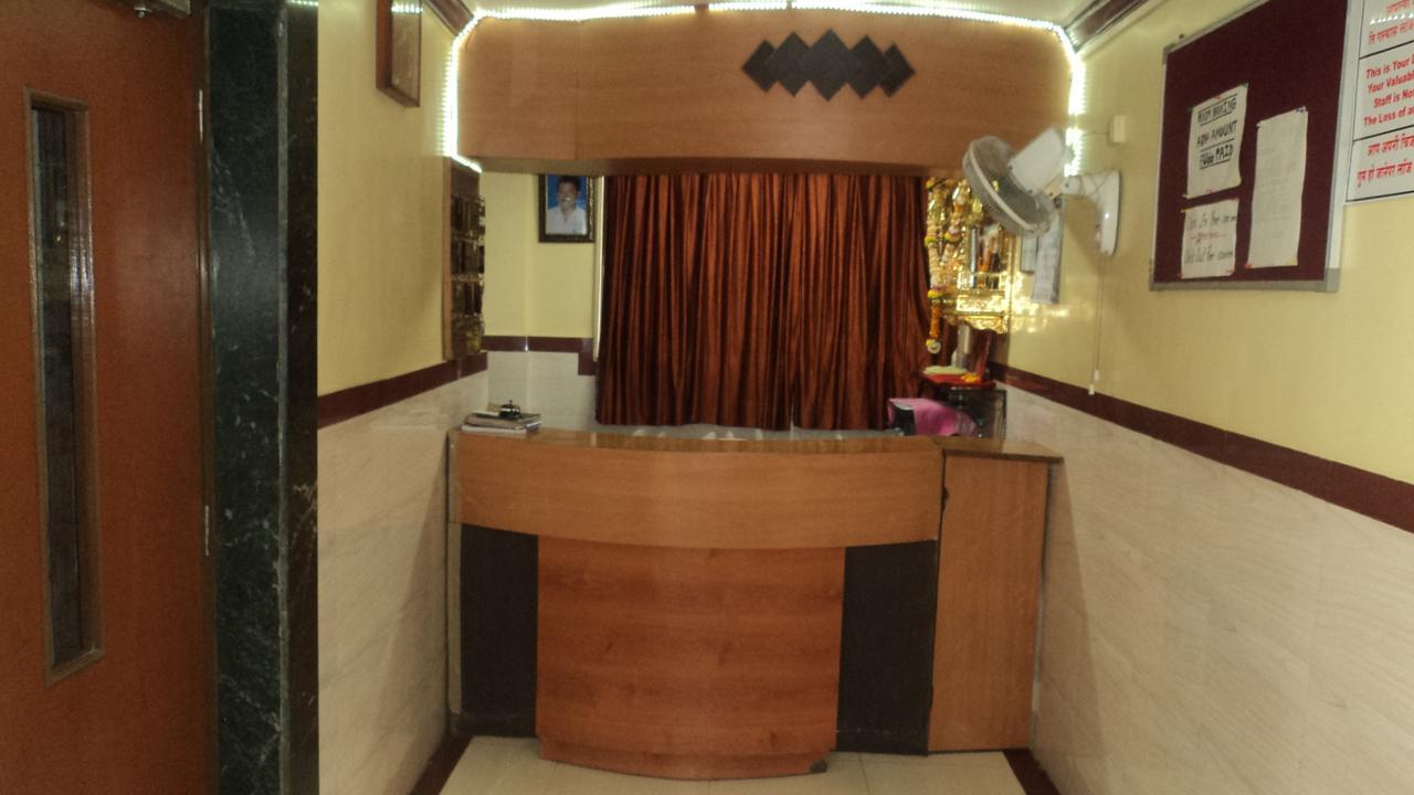 Girija Payyade Hotel Kalyan Bagian luar foto