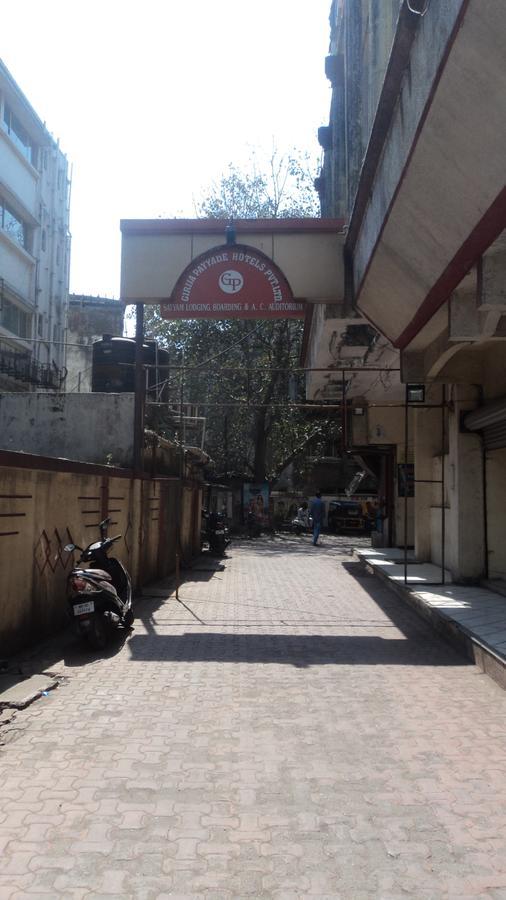 Girija Payyade Hotel Kalyan Bagian luar foto