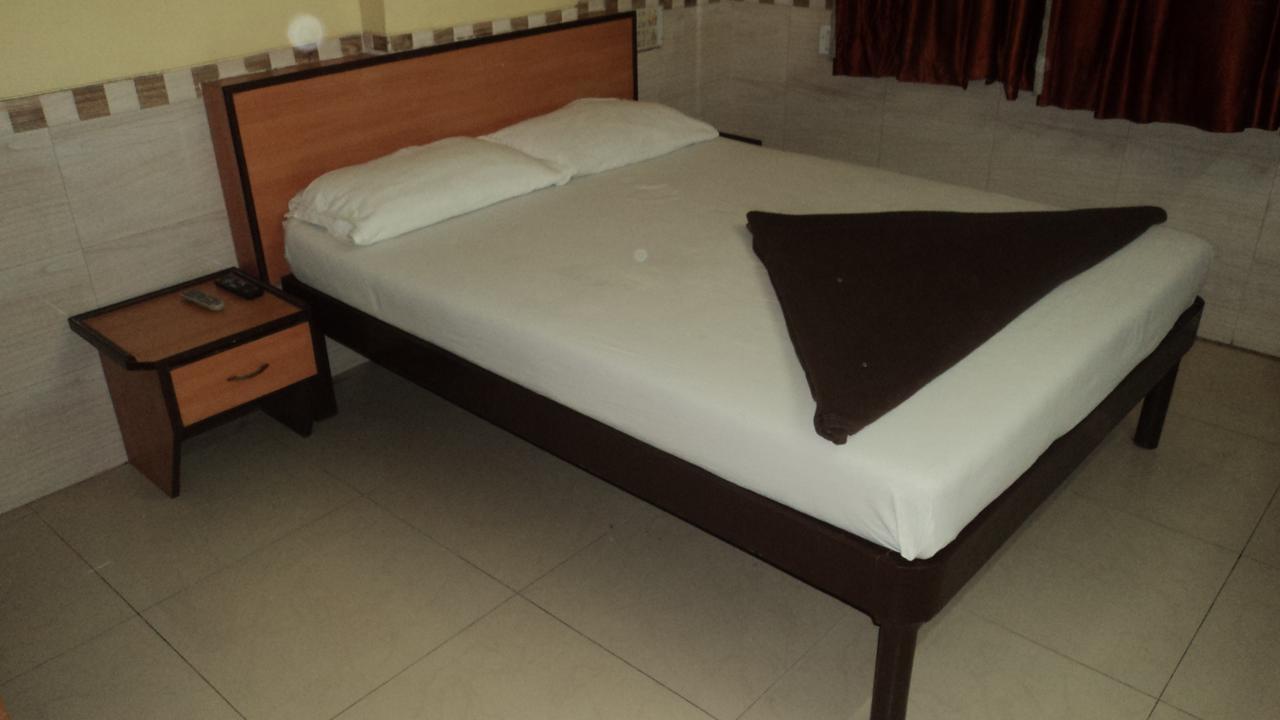 Girija Payyade Hotel Kalyan Bagian luar foto