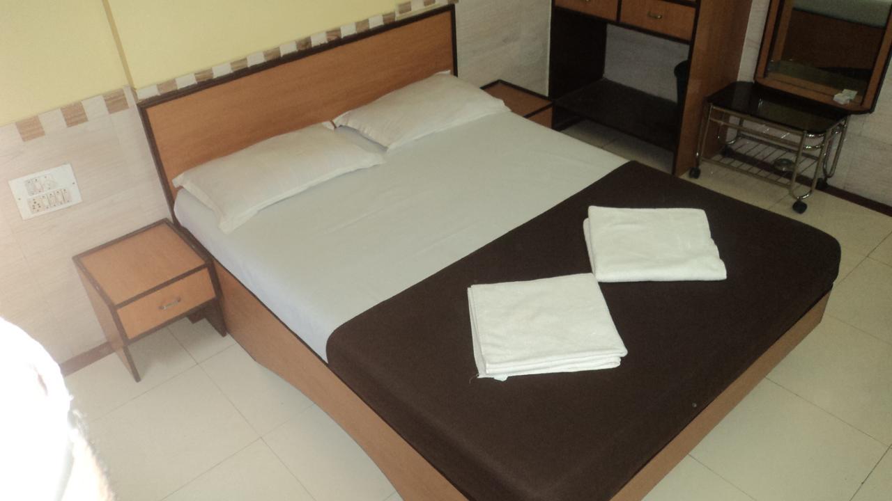 Girija Payyade Hotel Kalyan Bagian luar foto