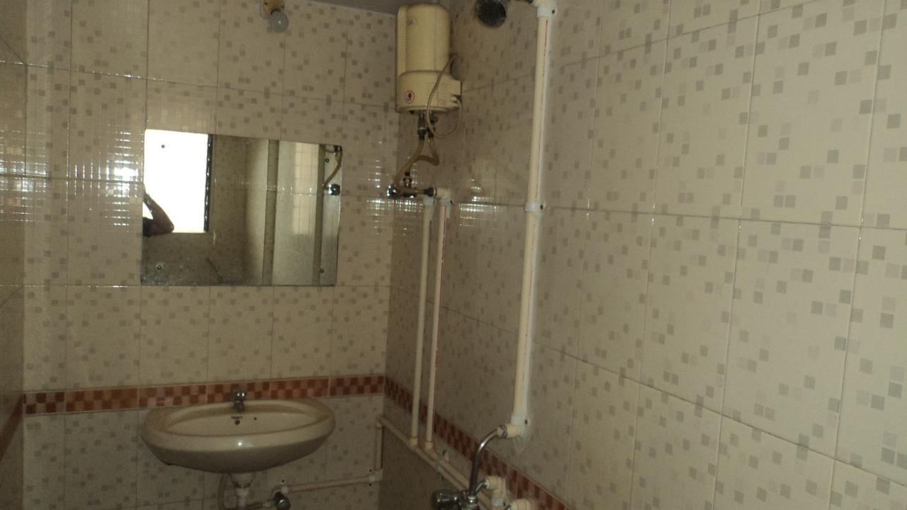 Girija Payyade Hotel Kalyan Bagian luar foto