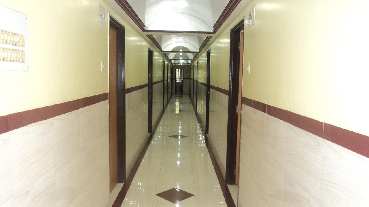 Girija Payyade Hotel Kalyan Bagian luar foto